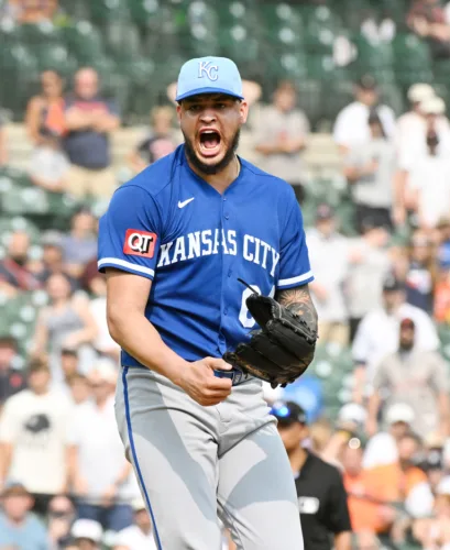 Royals edge Tigers with late runs